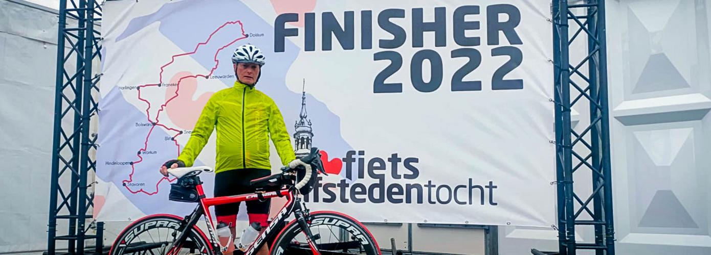 Johan Tammes (64) viert zege bij tiende Fietselfstedentocht