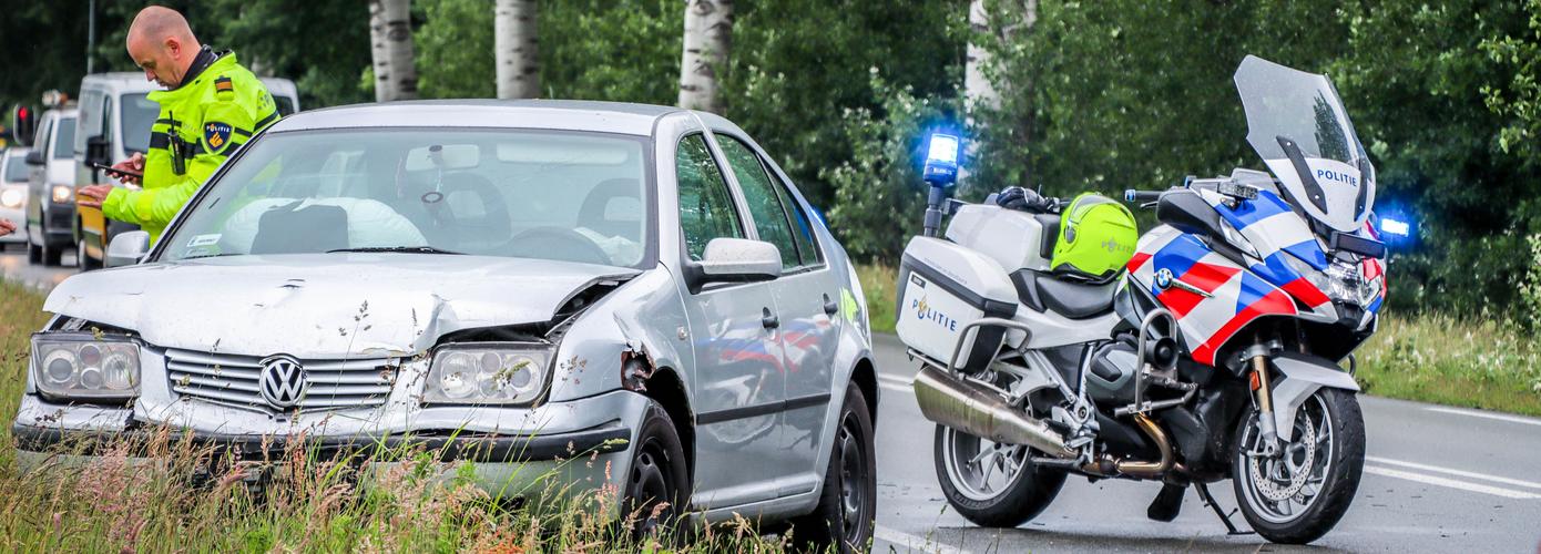 Kop-staartbotsing zorgt voor verkeershinder en beschadigde auto's in Emmen