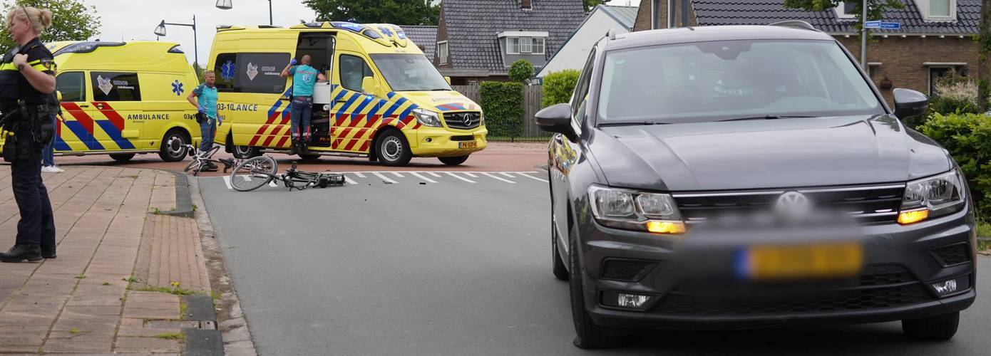 Automobilist rijdt twee scholieren aan in Roden