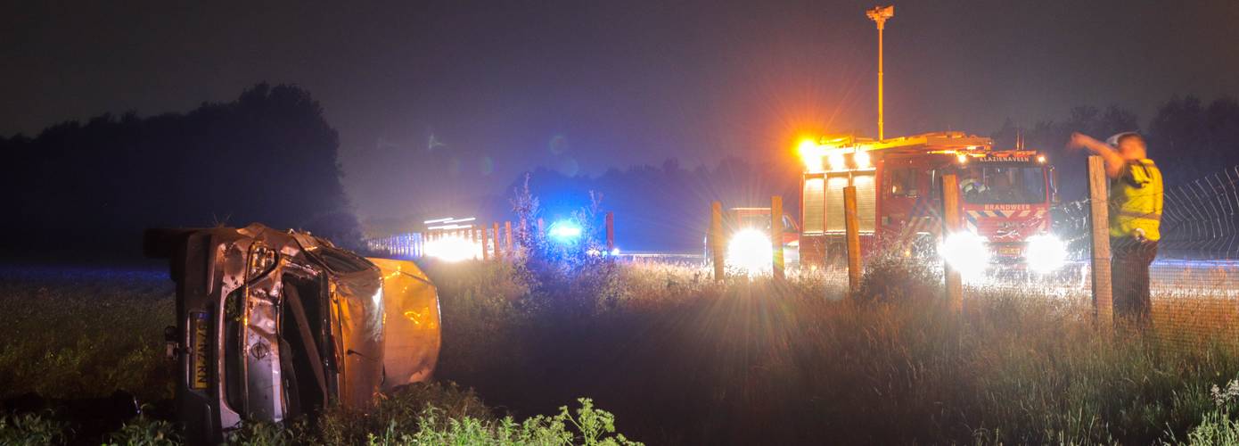 Auto raakt van de A37 en vliegt over de kop (video)