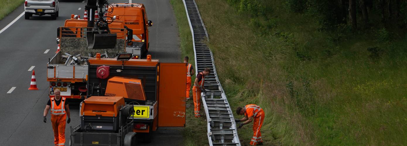 Lange file op A28 richting Beilen door spoedreparatie aan vangrail