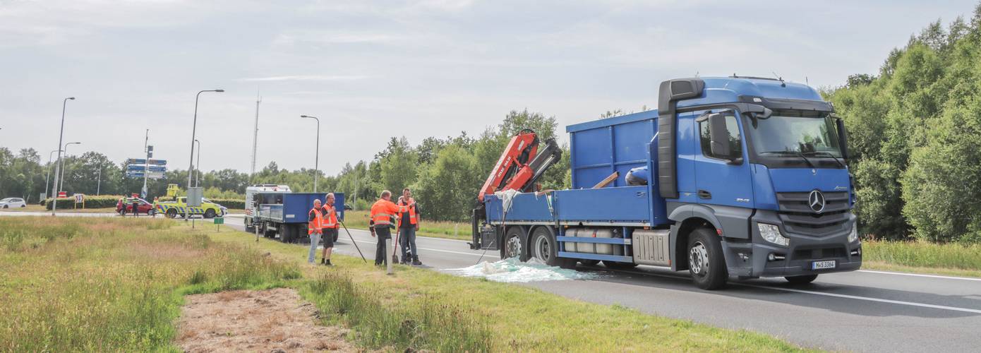 Oprit naar A37 tijd afgesloten vanwege gevallen glas van vrachtwagen (video)