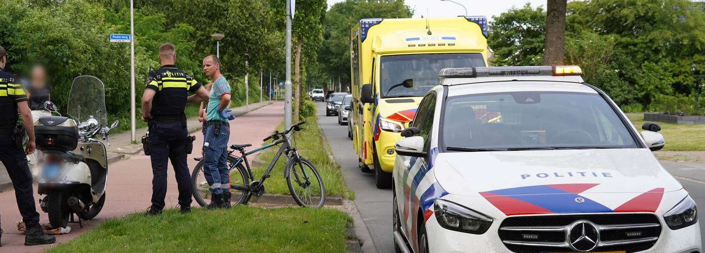 scooterrijdster gewond na botsing met fietser in Roden