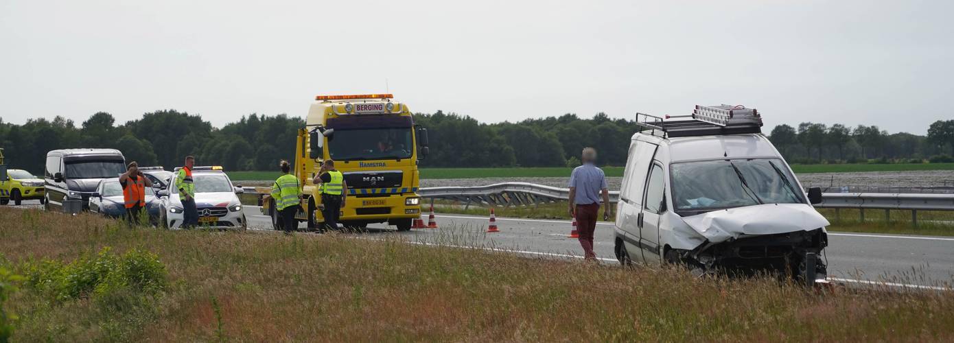 Bestelauto botst tegen vangrail op N33 (video)