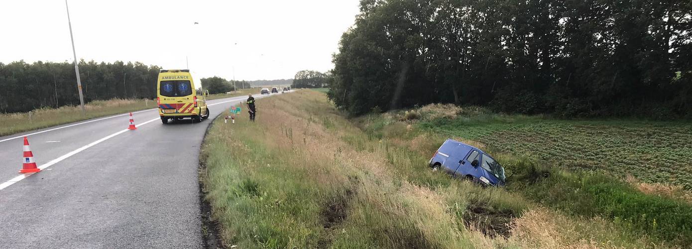 Busje vliegt van de A37 bij Wachtum