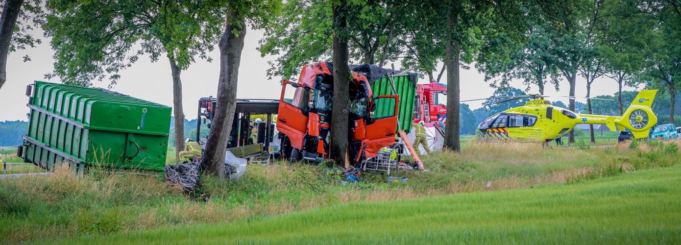 Vrachtwagen botst tegen boom: man (35) overlijdt ter plekke