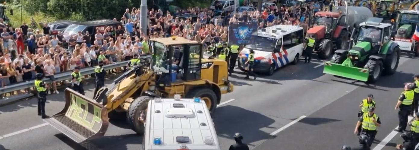 Politie neemt trekker in beslag bij urenlang protest op A28 (video)