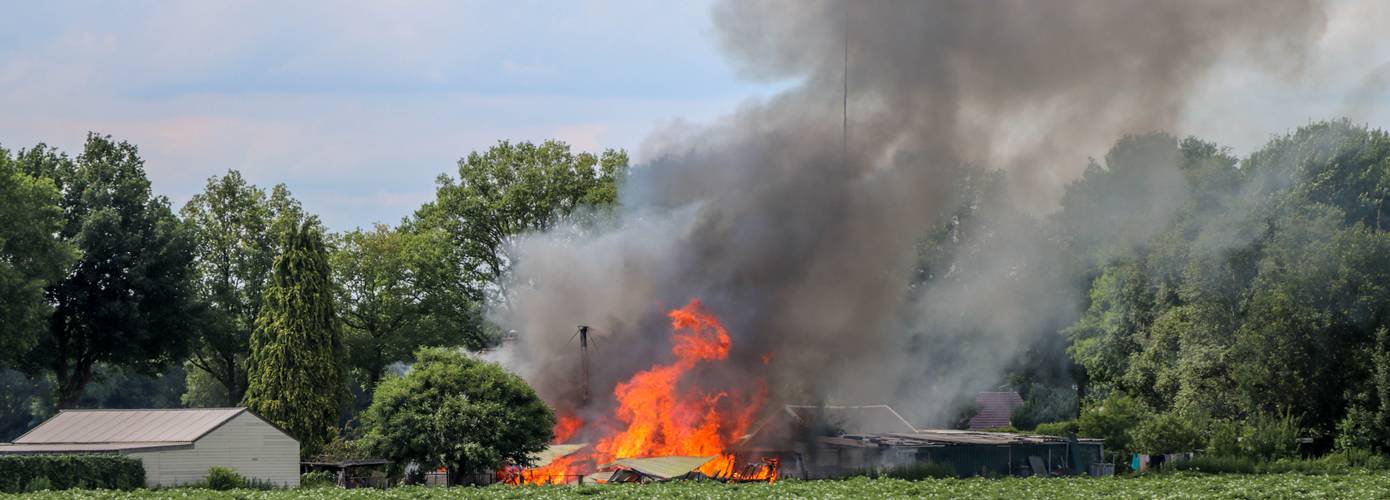 Uitslaande brand verwoest schuur bij woning (video)