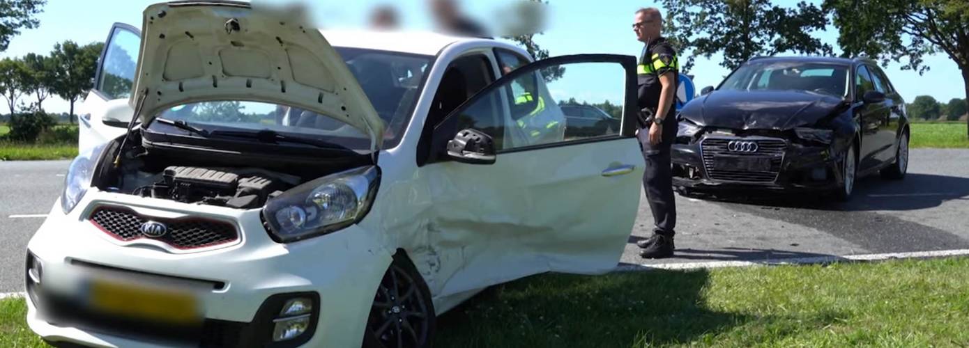 Veel schade na botsing op kruising in Westdorp (video)