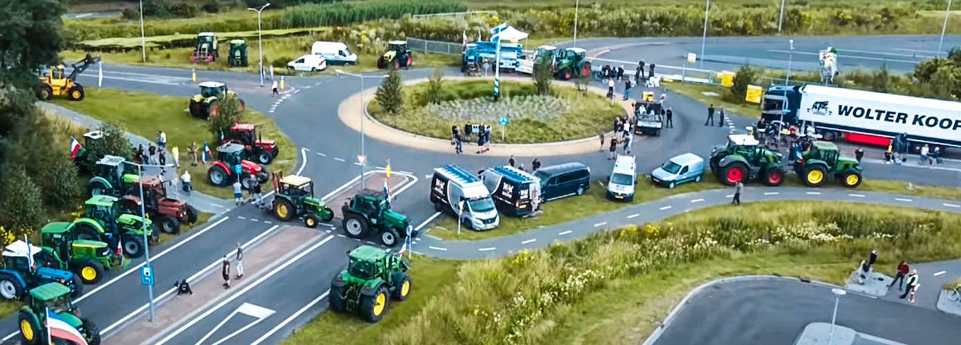 Distributiecentrum Jumbo in Beilen en op -en afritten A28 geblokkeerd (video)