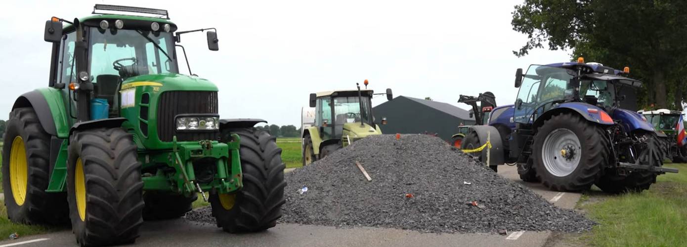 Wegen richting Attero Wijster geblokkeerd door trekkers, puin en grond (video)