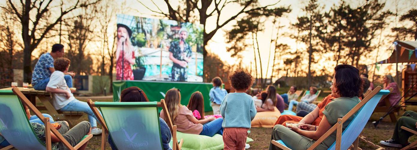 De Huttenheugte breidt park in zomer uit met buitenbioscoop