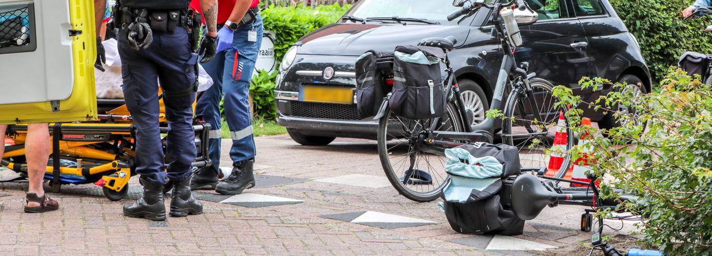 Ouder echtpaar op fiets aangereden door automobilist in Erica; vrouw naar ziekenhuis (Video)