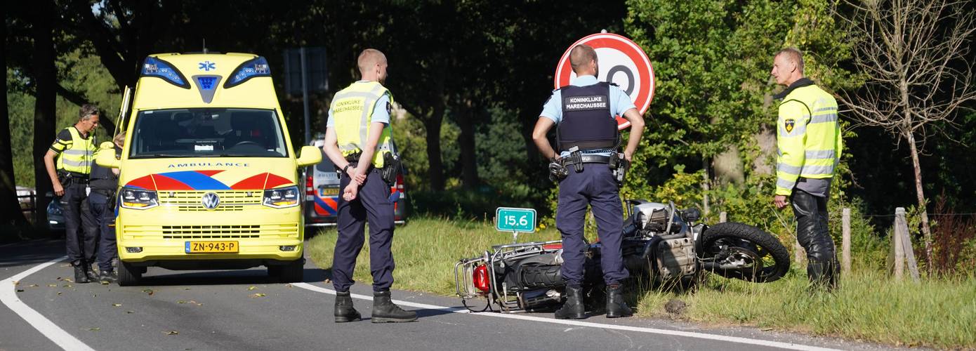 Motorrijder gewond na valpartij door oliespoor (video)