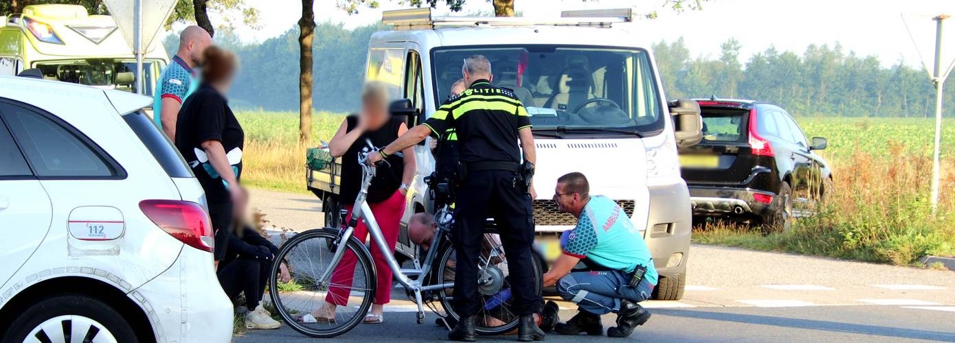 Busje en fietsster botsen op kruising in Ubbena (video)