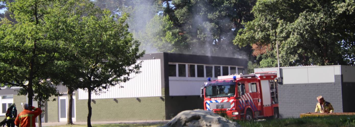 Brandweer groots ingezet voor brand in sportzaal in Rolde