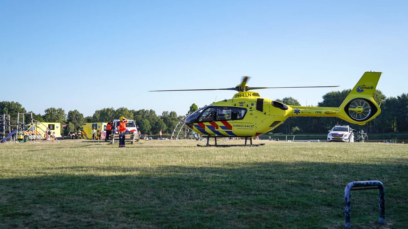 Man door omstanders uit water gered; traumahelikopter landt (Video