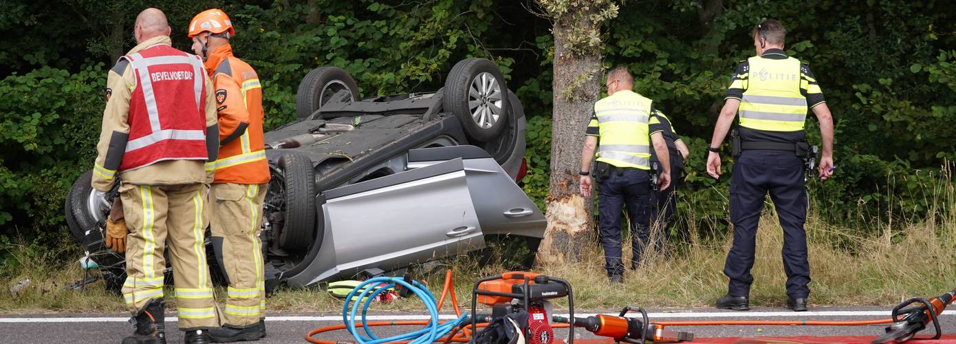 Man (28) ernstig gewond na eenzijdig ongeval op N34 (video)