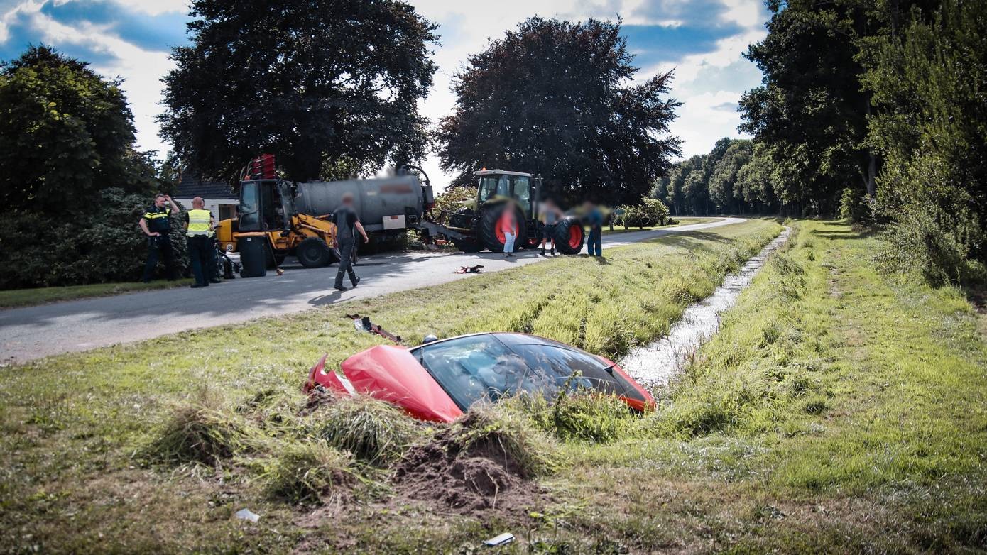 Auto in de sloot na botsing met trekker (Video)