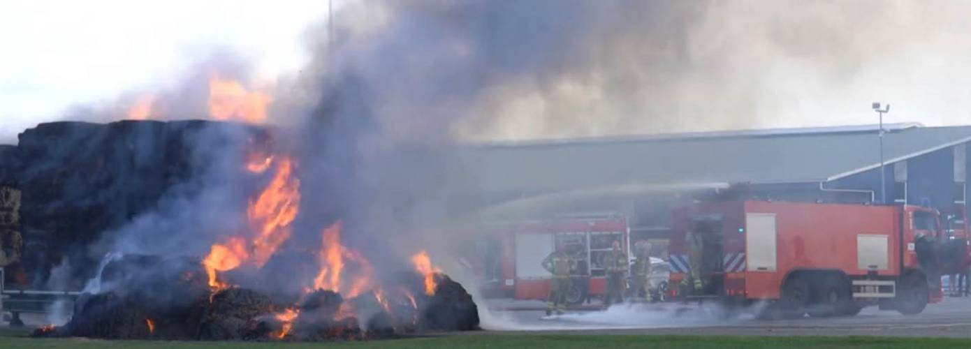 Forse brand in oplegger met stro veroorzaakt veel rook (video)