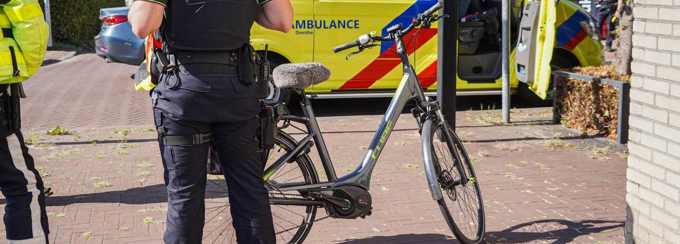 Fietser hard ten val na botsing met auto in Nietap (video)