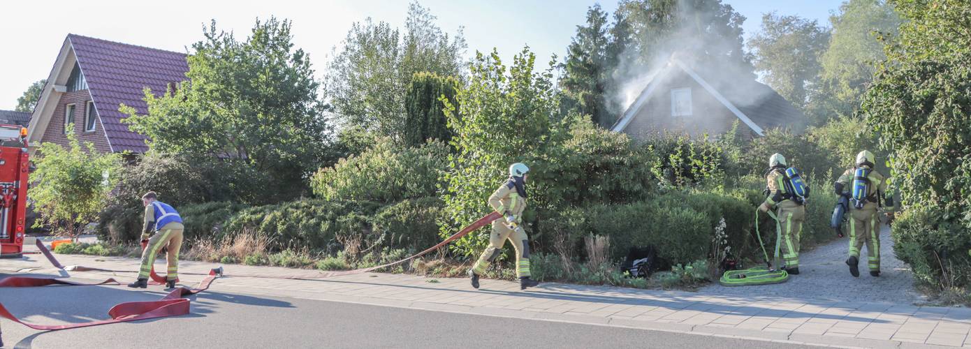 Meerdere brandweerkorpsen blussen woningbrand in Erica (video)