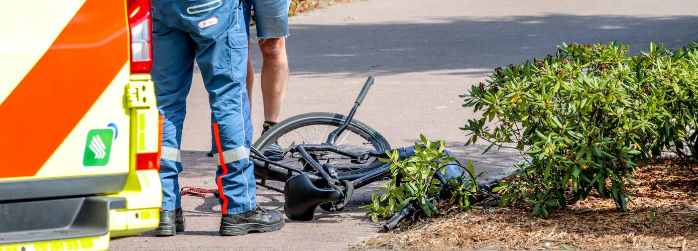 E-bike door midden na botsing met auto (video)