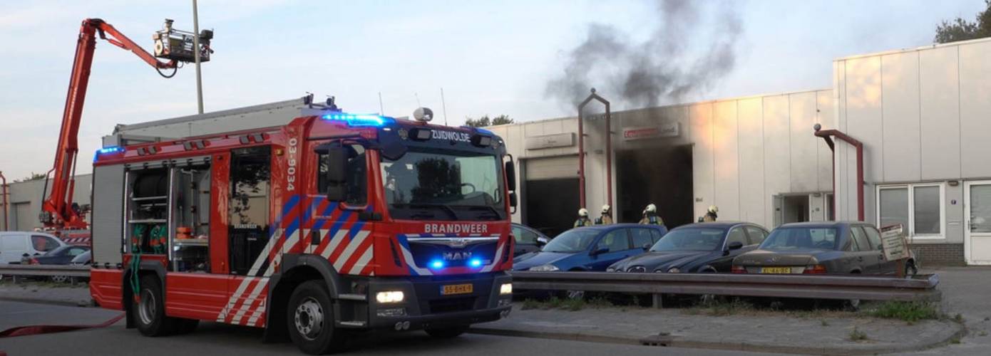 Autobrand in garage zorgt voor grote inzet brandweer (video)