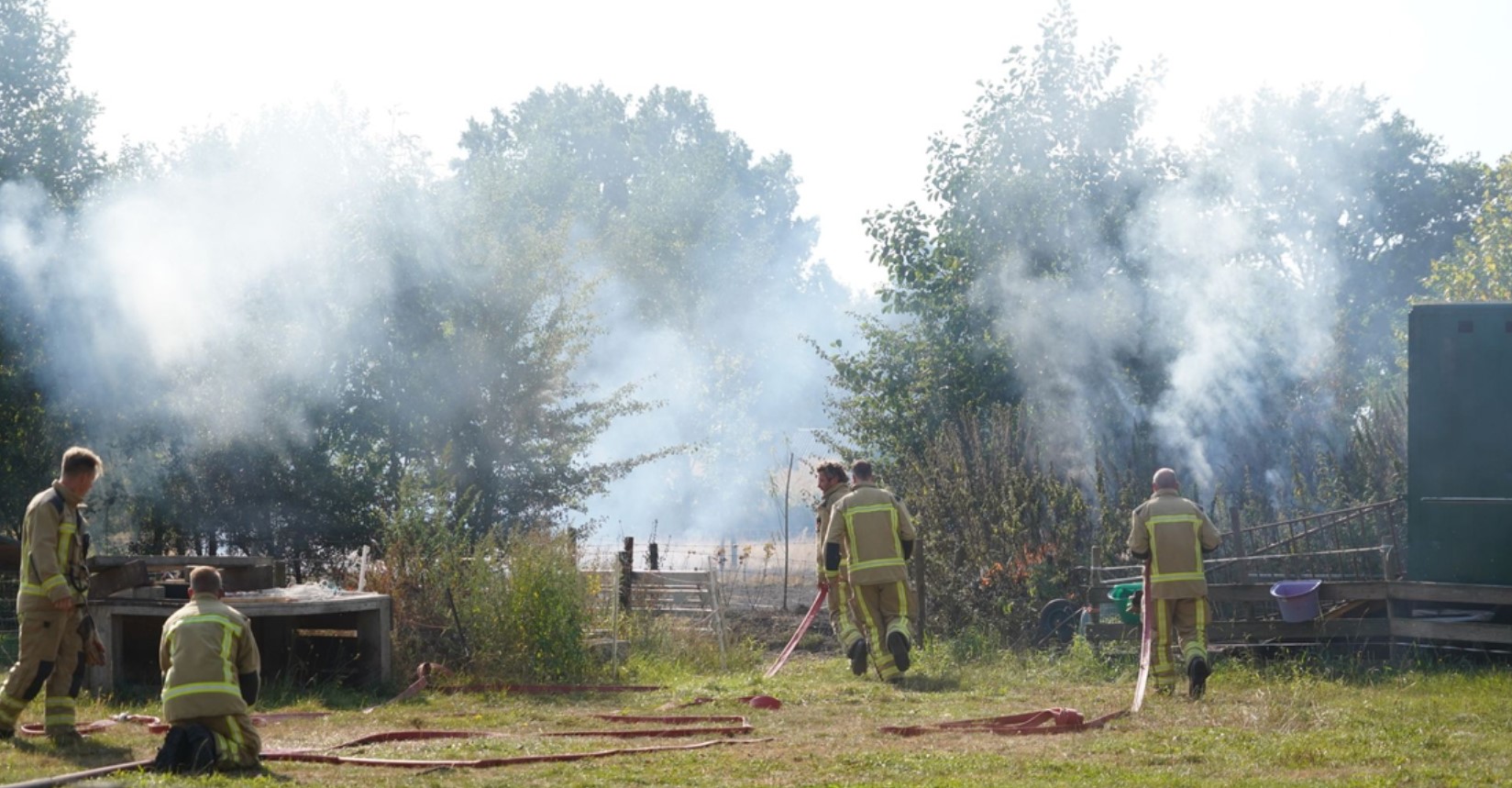 Brandweer blust natuurbrand in Peize (Video)