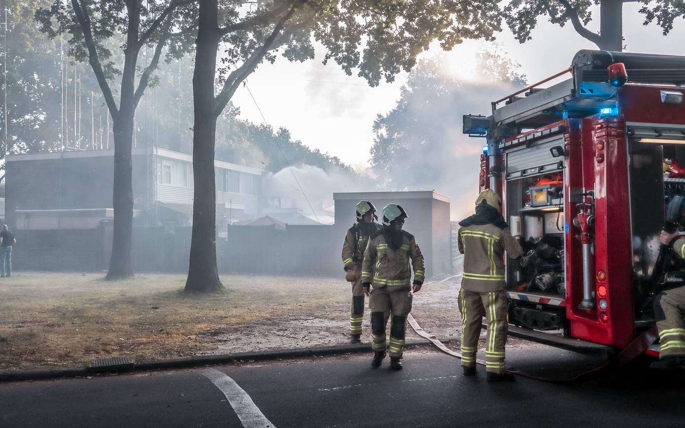 Slaapkamer brandt in Emmen volledig uit (Video)