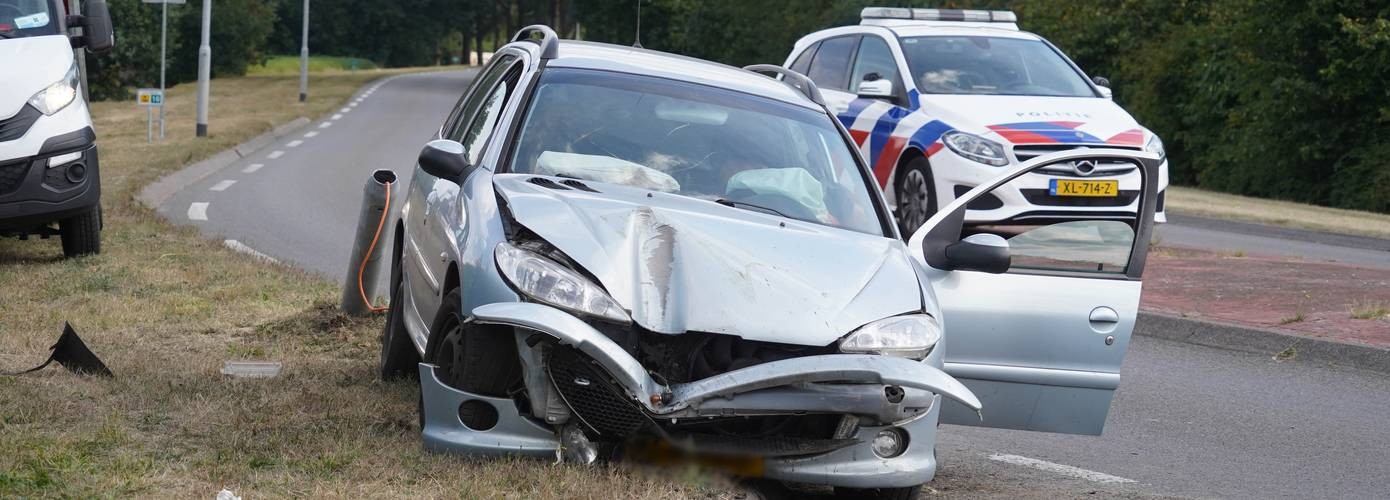 Automobilist gewond na botsing met lantaarnpaal (video)