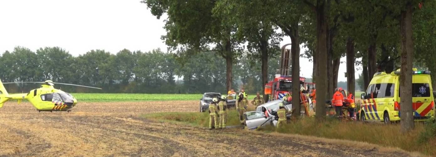 Traumahelikopter ingezet nadat auto tegen boom botst (video)