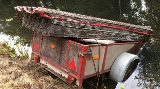 Aanhanger met asbestplaten gedumpt in sloot