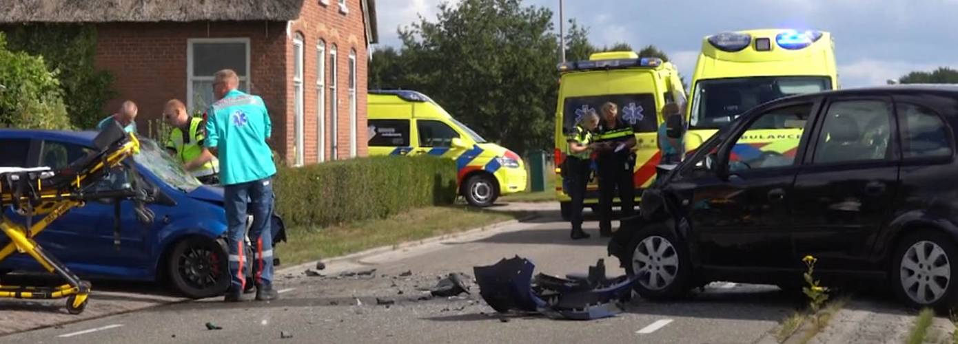 Twee kinderen en drie volwassenen gewond bij frontale botsing (video)