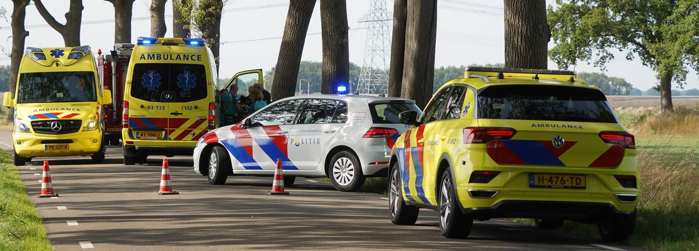 Bestuurder overleden na frontale botsing met boom