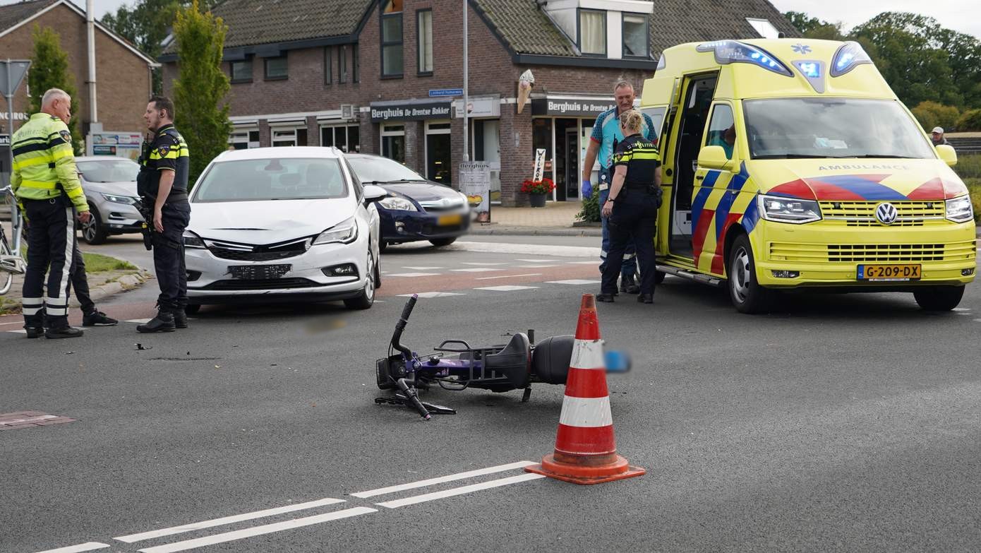 Brommerrijder gewond na botsing met auto in Smilde