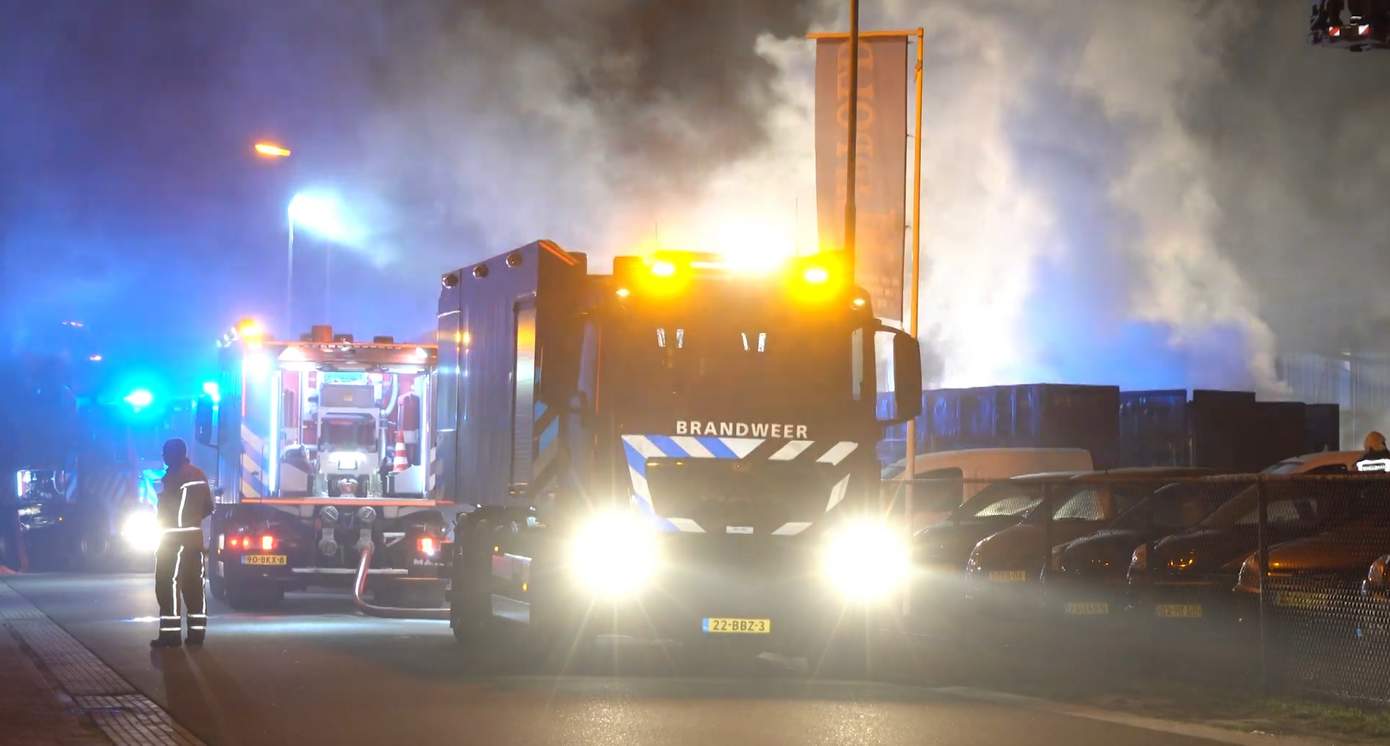 Grote brand in trailer slaat over naar kringloopwinkel (Video)