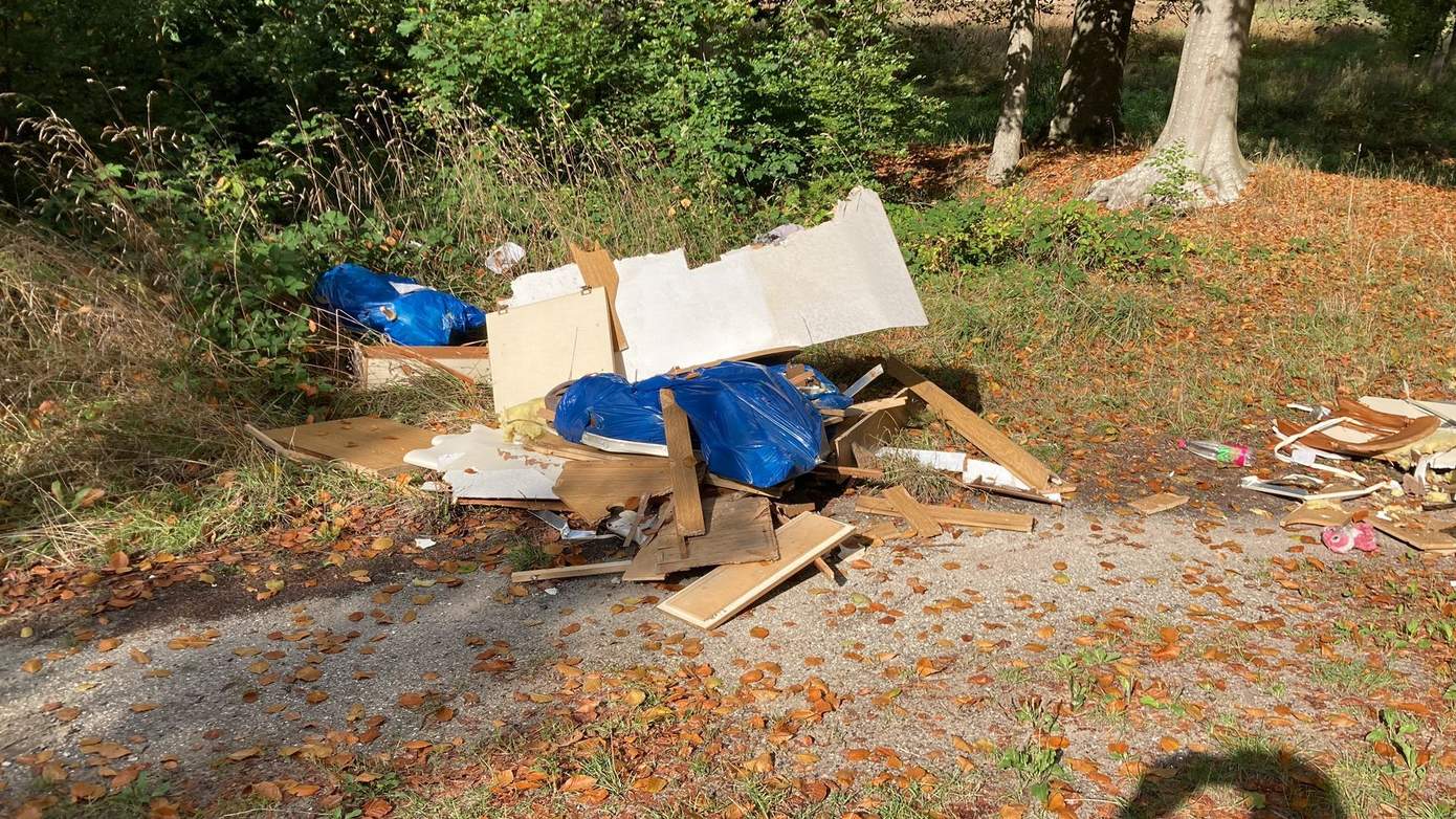 Dood schaap samen met asbest en interieur van caravan gedumpt in natuur