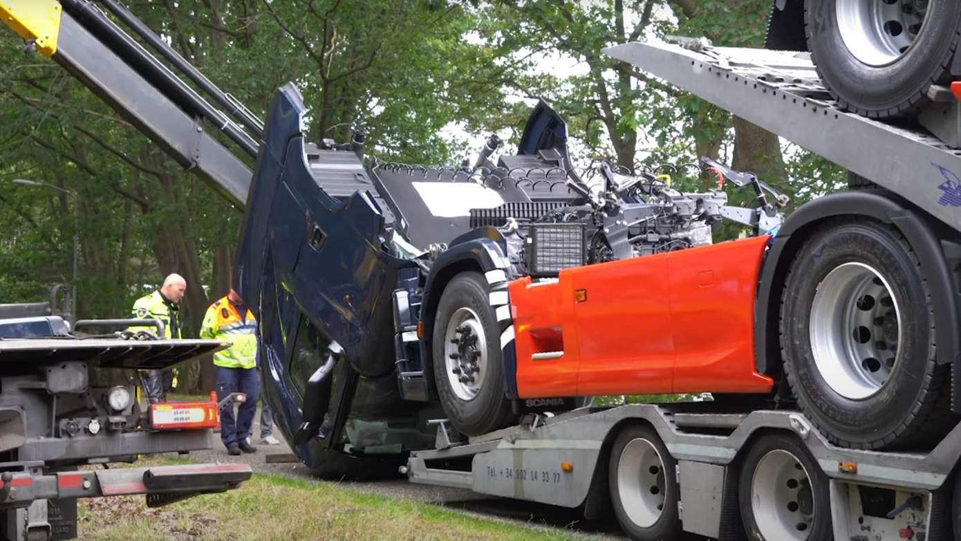 Verkeerde afslag zorgt voor botsing met viaduct en dieplader met drie trucks (video)