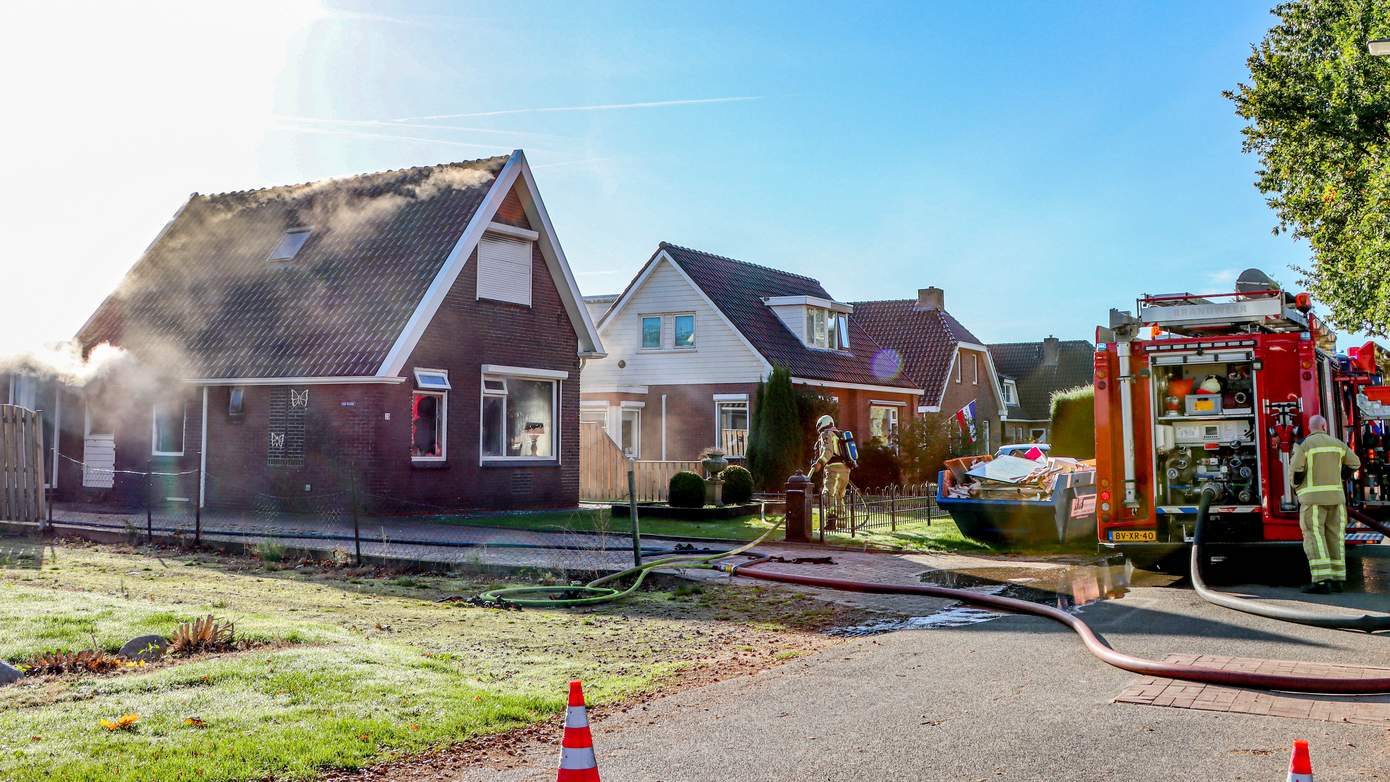 Twee personen en hond gewond bij forse woningbrand (video)