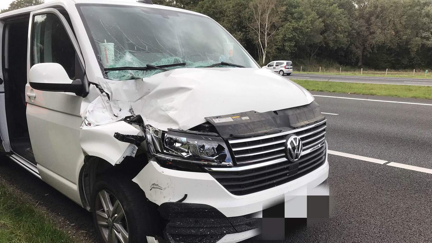 Veel schade na botsing tussen busje en vrachtwagen op A37