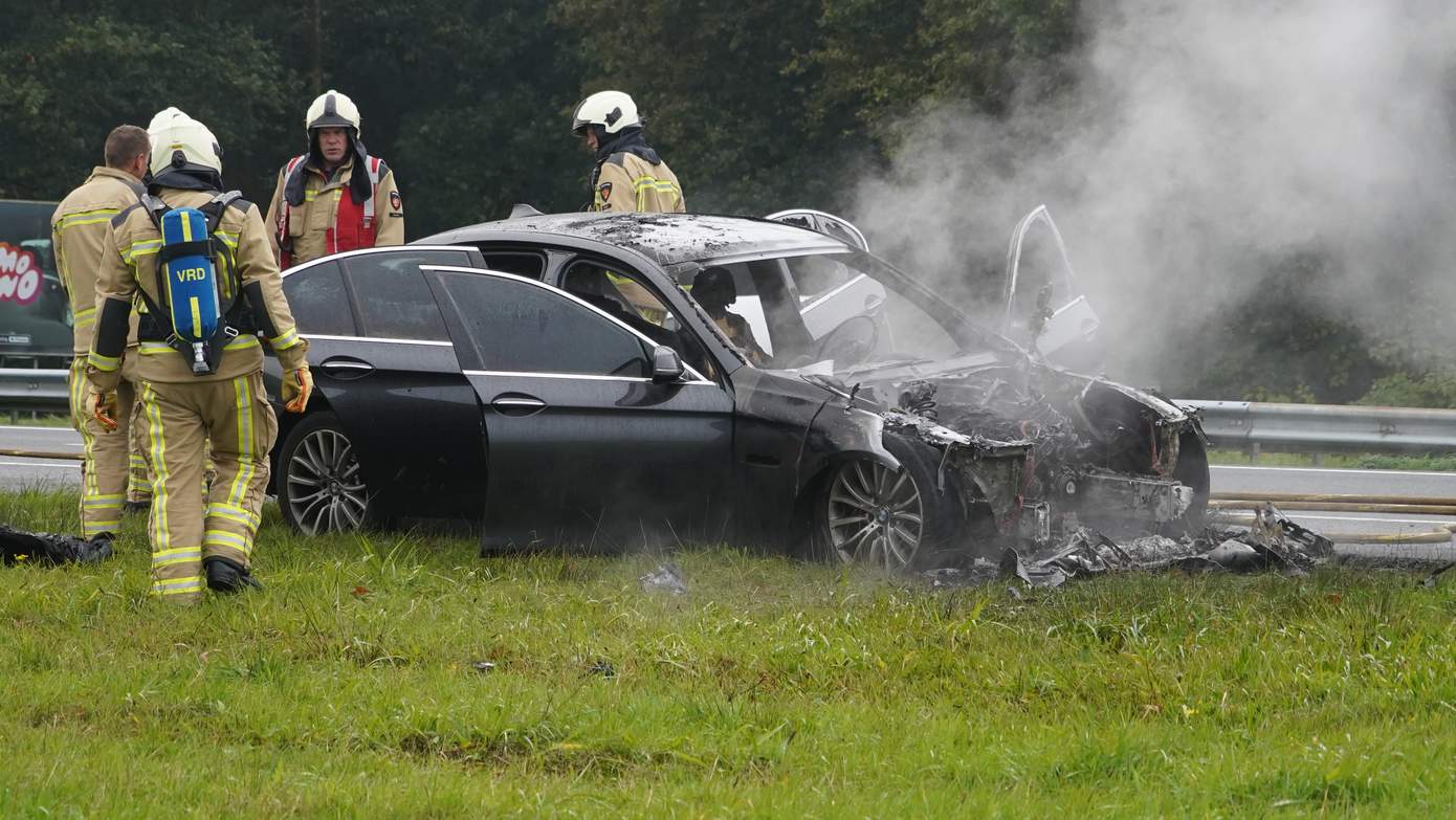 Auto brandt uit op A28 bij Assen (Video)