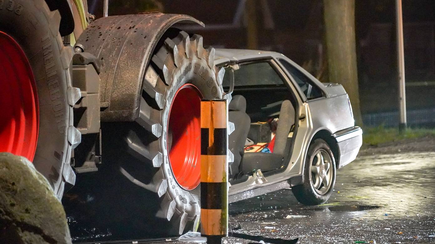 Ernstig gewonde bij frontale aanrijding tussen tractor en auto