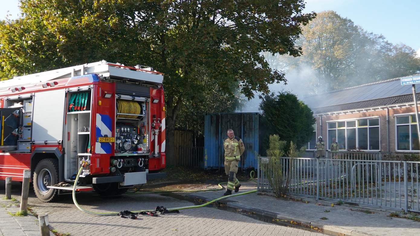 Container met oud papier in brand bij school in Vries