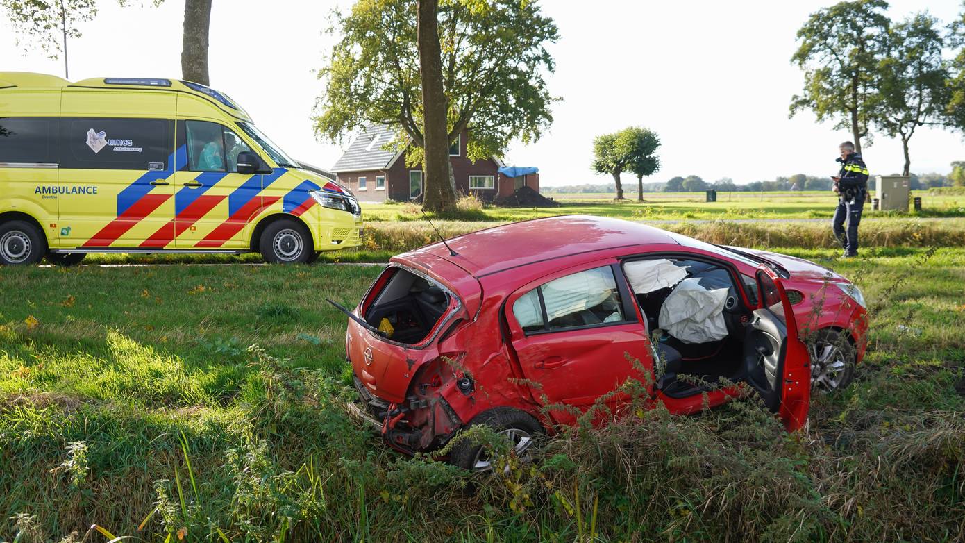 Automobilist botst tegen boom en belandt naast sloot bij Nieuw-Roden