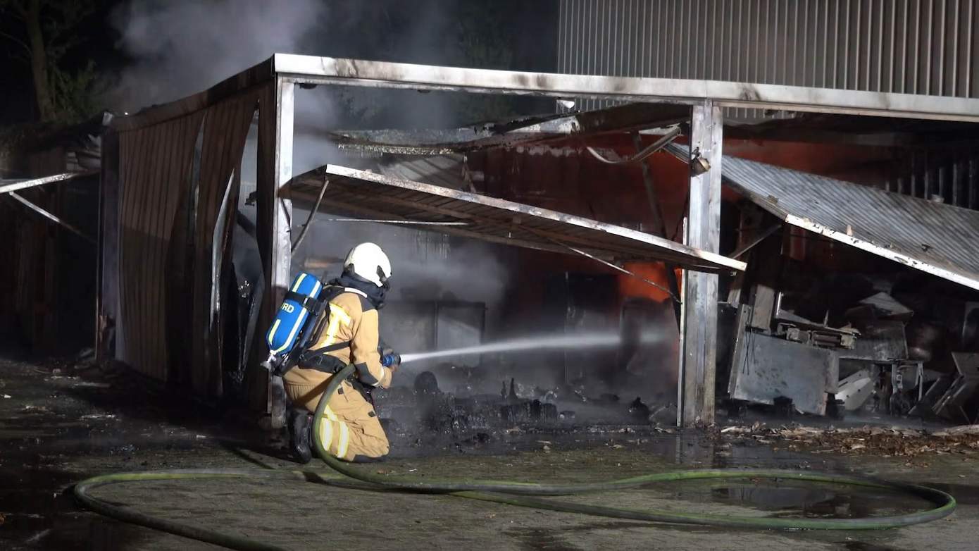 Vier garageboxen volledig uitgebrand door mogelijk brandstichting (video)