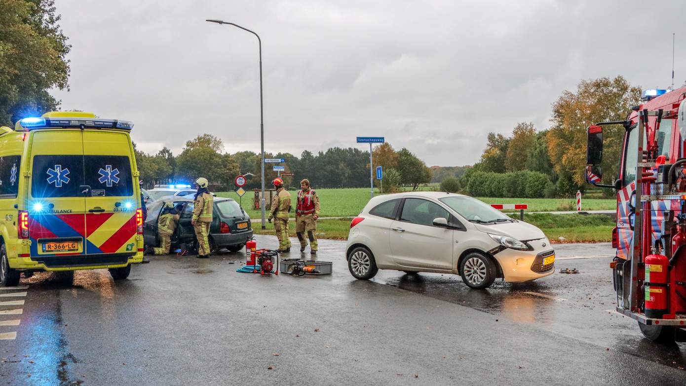 Bestuurder bekneld na botsing op kruising (video)