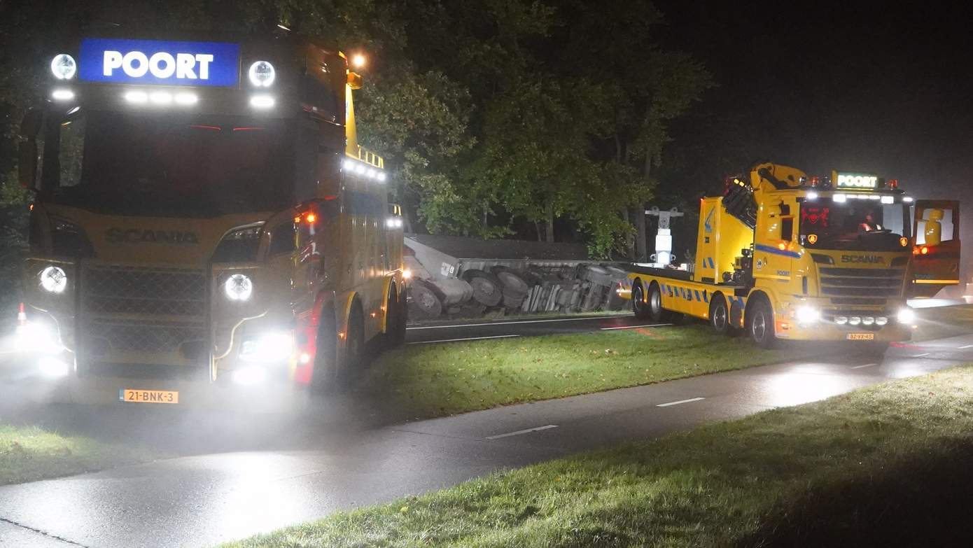 N374 tussen Borger en Schoonloo uren dicht door gekantelde bietenwagen