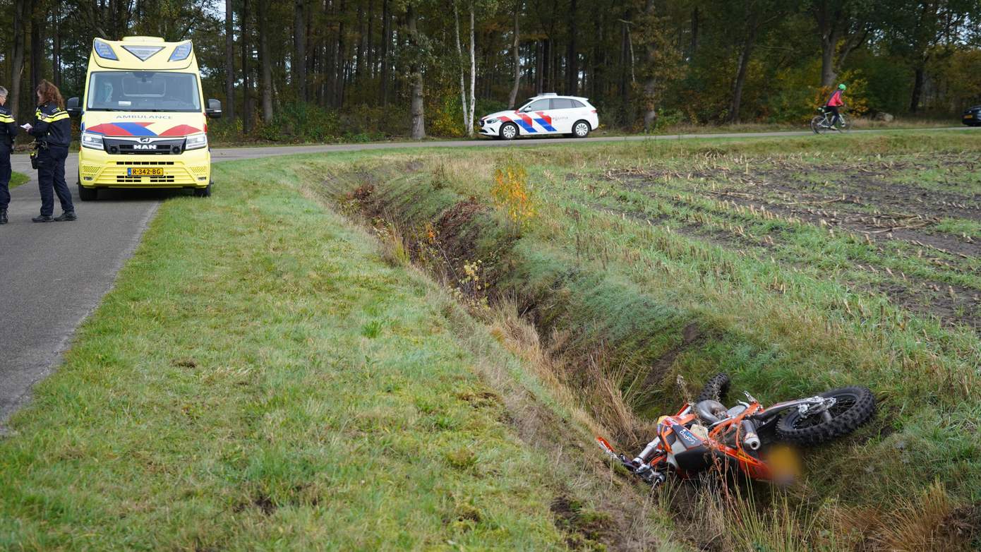 Bestuurder crossmotor gewond na valpartij in Norg