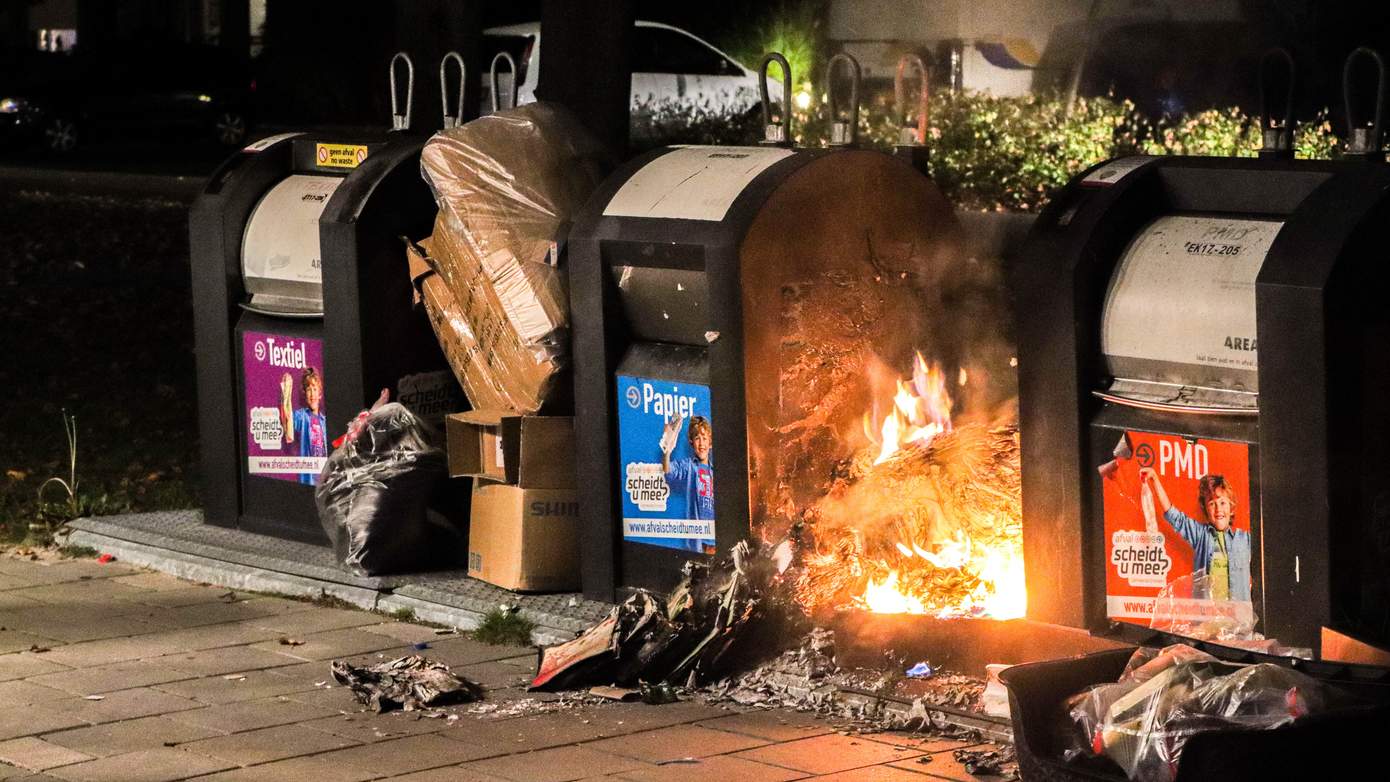 Jongeren steken papier en container in de brand op parkeerplaats in Zwartemeer 